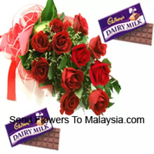 Bouquet de 12 roses rouges avec des garnitures saisonnières accompagné de chocolats assortis Cadbury