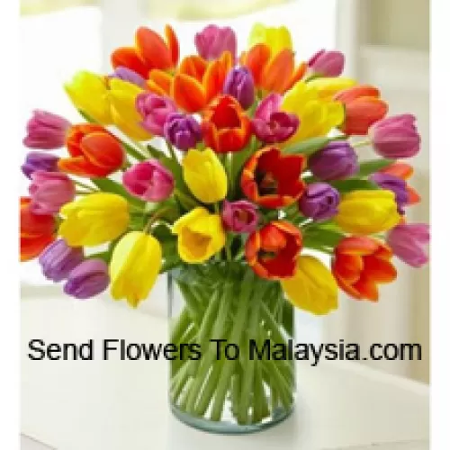 Tulipes colorées mélangées dans un vase en verre - Veuillez noter que en cas de non disponibilité de certaines fleurs saisonnières, celles-ci seront remplacées par d'autres fleurs de même valeur