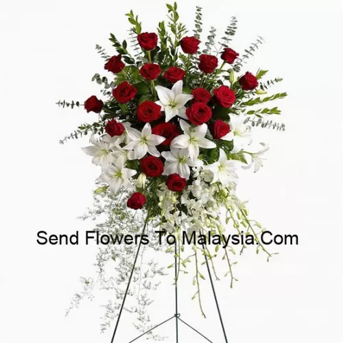 Un bel arrangement floral de condoléances livré avec un support (livraison uniquement dans la région métropolitaine de Manille, pour les livraisons en dehors de Manille, le produit peut être remplacé par un autre arrangement de condoléances de même valeur)