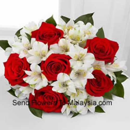Bouquet de 6 roses rouges et de fleurs blanches saisonnières